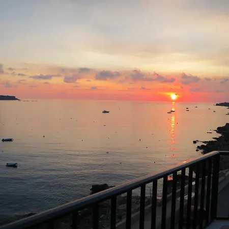 Maltaholiday Seafront Penthouse * Mellieha