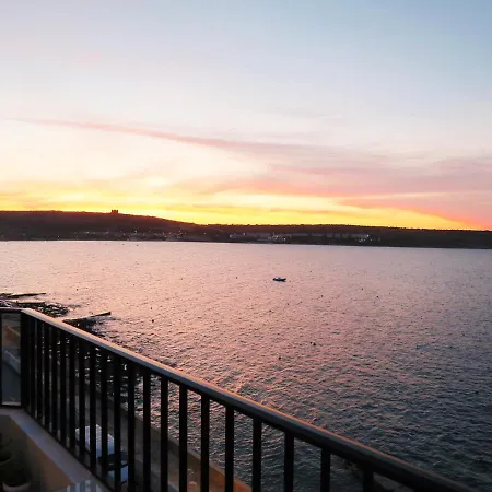 Maltaholiday Seafront Penthouse * Mellieha