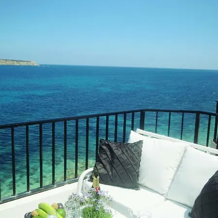 Maltaholiday Seafront Penthouse Apartment